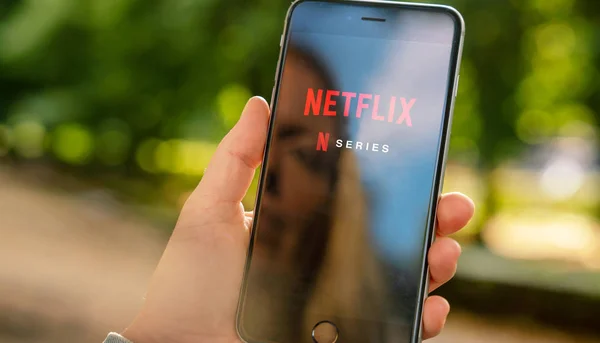 AACHEN, TYSKLAND - 31. August 2019: Netflix app på Apple iPhone . - Stock-foto