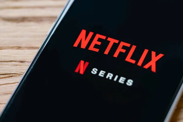 Приложение Netflix на мобильном устройстве — стоковое фото