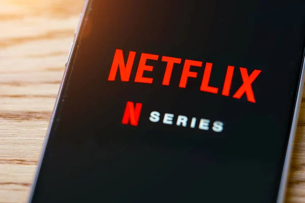 Aplicación de Netflix en el dispositivo móvil —  Fotos de Stock