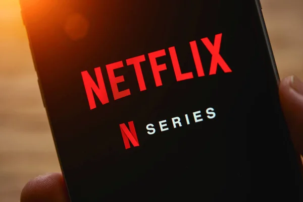 Aplicación de Netflix en el dispositivo móvil —  Fotos de Stock