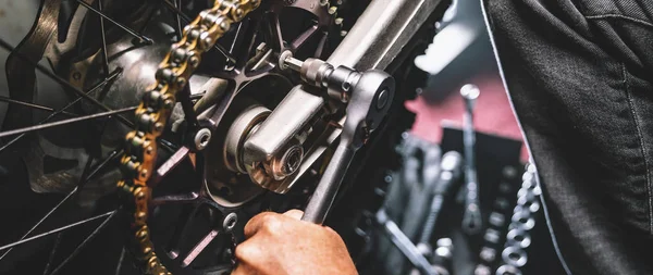 Mechanic working in garage. Repair service. — Stock Photo, Image