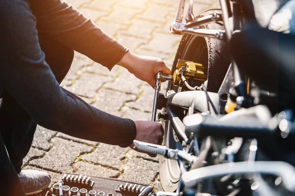 Monteur werken in garage. Reparatie service. — Stockfoto