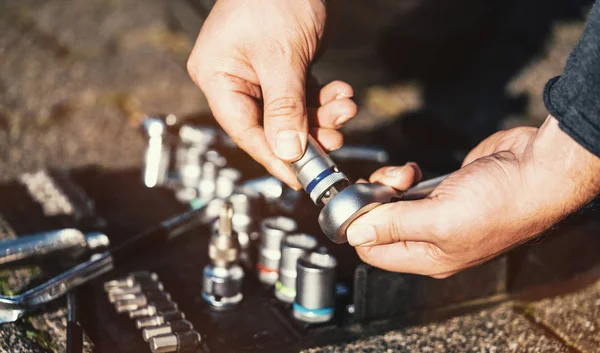 Monteur werken in garage. Reparatie service. — Stockfoto