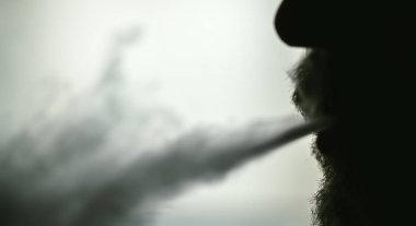 Gizli kimliği olan adam tartışmalı bir vape sigara bir o