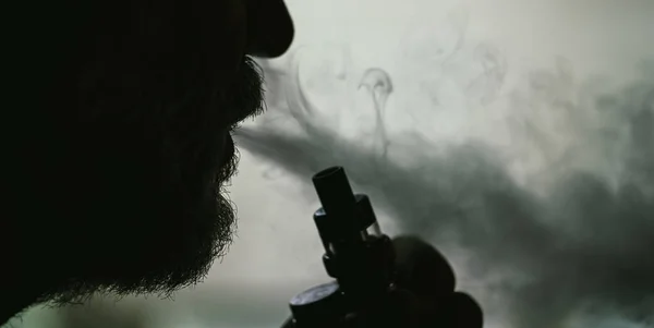Mann mit versteckter Identität raucht umstrittenen Vape — Stockfoto