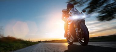 boş yolda sürme motosiklet