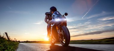 boş yolda sürme motosiklet