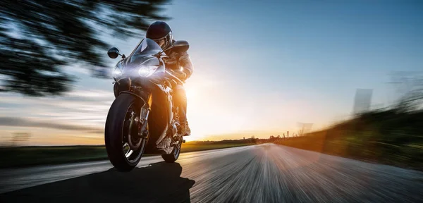 Andar en moto por el camino vacío —  Fotos de Stock