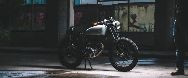 Oldtimer Motorrad Der Nacht Der Garage — Stockfoto