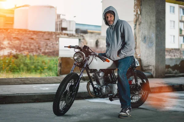 Mann Auf Seinem Oldtimer Retro Motorrad Blickt Die Kamera — Stockfoto