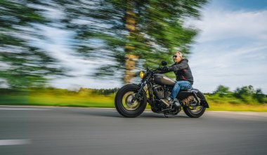 Motosiklet binme yolda. Boş yol o sürme eğleniyor