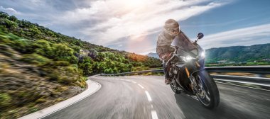 Sahil yolunda motosiklet sürerken. EMP sürerken eğleniyorum.