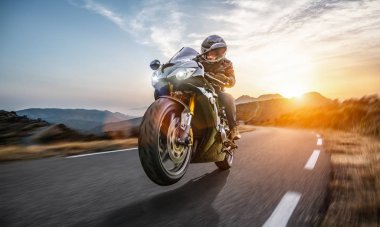 Sahil yolunda hızlı bir motosiklet. Bunu sürerken eğleniyorum.