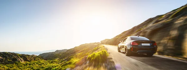 Aluguer de carro em Espanha montanha paisagem estrada ao pôr do sol — Fotografia de Stock