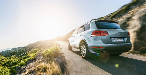 Suv auto in spanje berglandschap weg bij zonsondergang — Stockfoto