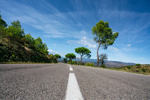 Vazio estrada de montanha longa para o horizonte em um dia ensolarado de verão em — Fotografia de Stock