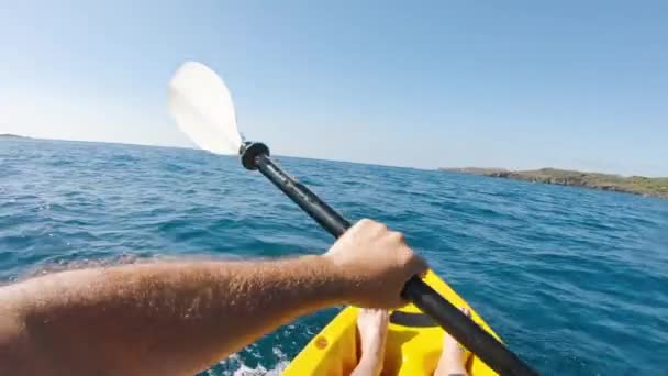 Pierwsza Osoba Zobaczyć Kajakarstwo Kajakiem Morzu Śródziemnym Słoneczny Letni Dzień — Wideo stockowe