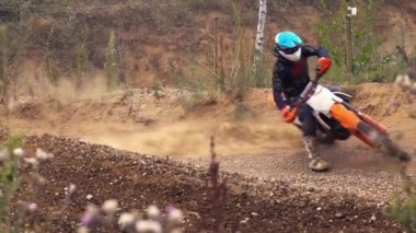 Ekstrem Motokros Mx Sürücüsü, güneşli bir yaz gününde Motocross etkinliğine hazırlanmak için toprak pistte ilerliyor. Yavaş çekim.
