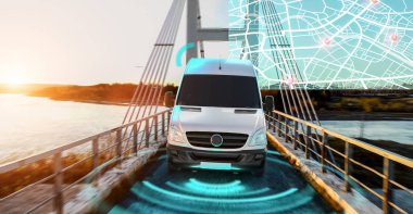 Otobanda teknoloji götlü otonom elektrikli araba.