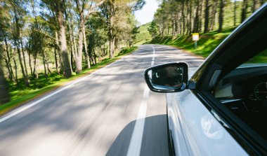 gün batımında İspanya dağ manzara yolda kiralık araba