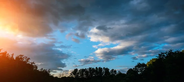 Molnigt Blå Himmel Över Grön Skog Våren Med Vackra Ljusa — Stockfoto