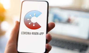 Aaachen / Almanya, 18 Haziran 2020: Alman hükümetinin resmi korona uygulaması ile Apple iPhone
