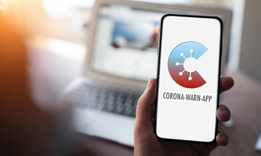 Aaachen / Almanya, 18 Haziran 2020: Alman hükümetinin resmi korona uygulaması ile Apple iPhone