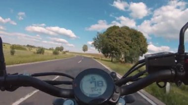 Orman yolunda modern motorsiklet yarışları. Motosiklet turunda boş bir yolda araba sürerken eğleniyorum. Görünüm eylem görüntüsü