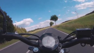 Orman yolunda modern motorsiklet yarışları. Motosiklet turunda boş bir yolda araba sürerken eğleniyorum. Görünüm eylem görüntüsü