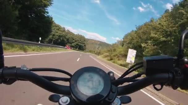 森の道を走る現代のスクランブルバイク オートバイツアーで空の道を走るのが楽しい ビューアクションショットのポイント — ストック動画