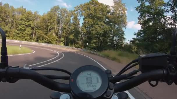Сучасний Скремблер Мотоцикл Лісовій Дорозі Весело Провести Порожню Дорогу Під — стокове відео
