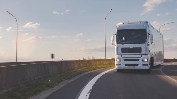 Samochód Ciężarowy Przyczepą Towarową Jadącą Autostradzie White Truck Dostarcza Towary — Wideo stockowe