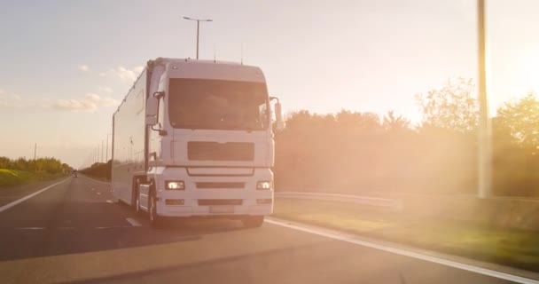 Samochód Ciężarowy Przyczepą Towarową Jadącą Autostradzie White Truck Dostarcza Towary — Wideo stockowe