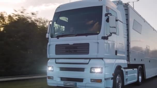 Vrachtwagen Met Vrachtauto Die Een Snelweg Rijdt Witte Truck Levert — Stockvideo