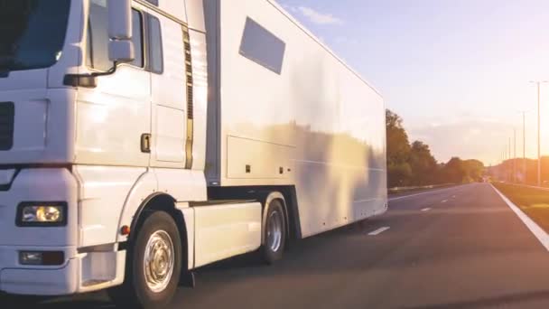 Vrachtwagen Met Vrachtauto Die Een Snelweg Rijdt Witte Truck Levert — Stockvideo