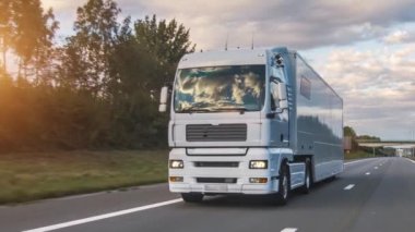 Kargo kamyonu ve kargo karavanı bir otoyolda gidiyor. Beyaz Kamyon sabahın erken saatlerinde mal teslim ediyor. Çok düşük açılı bir araç. Yakın çekim sırasında..