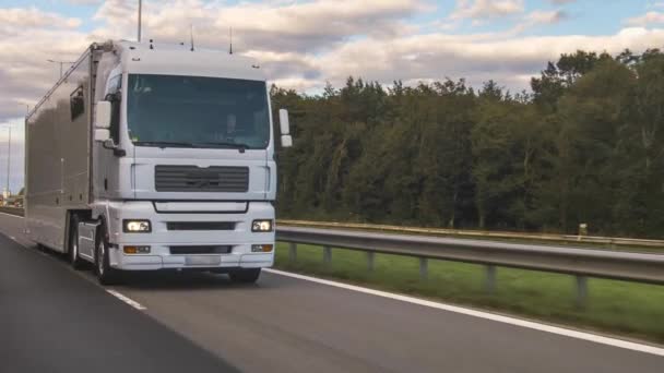 Vrachtwagen Met Vrachtauto Die Een Snelweg Rijdt Witte Truck Levert — Stockvideo