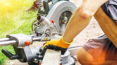 Bir yaz günü ev yapmak için odunla çalışan çok yönlü bir zanaatkar - DIY kavramı.