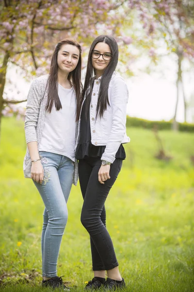 Dos Hermanas Guapas Divirtiéndose Juntas Vistiendo Ropa Moda Emociones Positivas —  Fotos de Stock