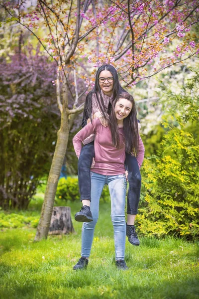 Dos Hermanas Guapas Abrazan Divierten Juntas Vistiendo Ropa Moda Emociones —  Fotos de Stock