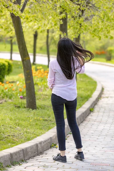 Openlucht Portret Van Mooie Tiener Brunette Meisje Lopen Het Park — Stockfoto