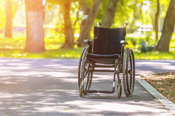 Park Yolu Üzerinde Park Boş Tekerlekli Sandalye — Stok fotoğraf