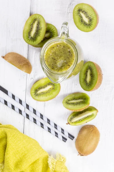 Zdravé Čerstvé Kiwi Koktejl Skle Dřevěné Pozadí Zaměřit Smoothie Karafa — Stock fotografie