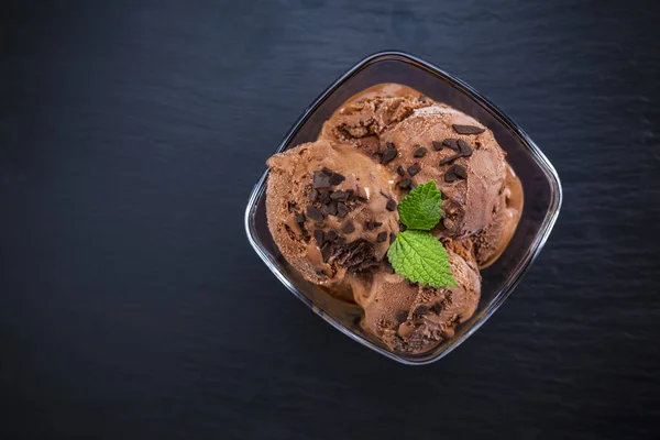 碗与勺子巧克力冰淇淋在石板背景 — 图库照片