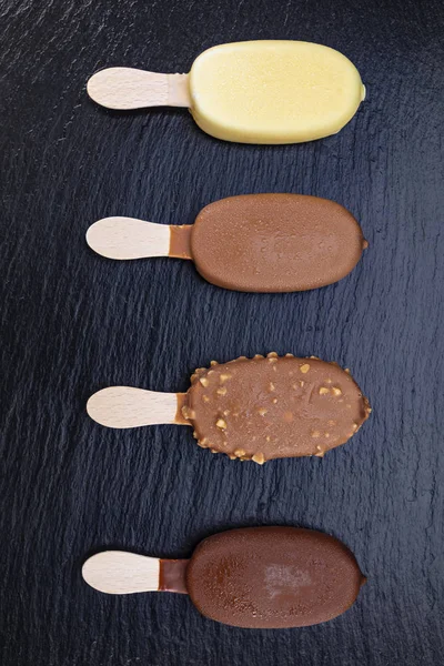 Ijs Stok Bedekt Met Chocolade Zwarte Stenen Leien Plank — Stockfoto