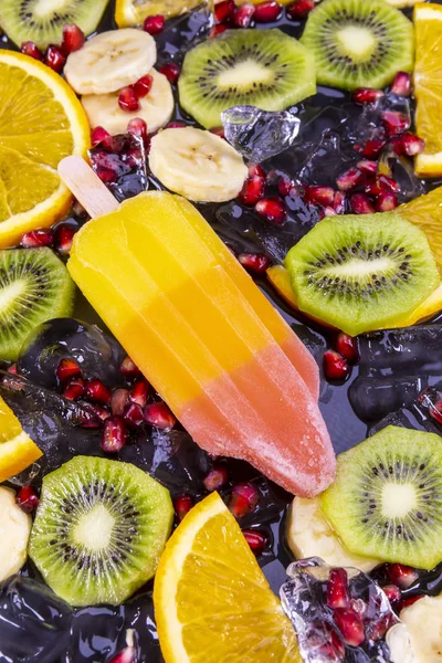 Vruchten Ijs Stick Met Segmenten Vruchten Zwarte Leisteen Bord Focus — Stockfoto