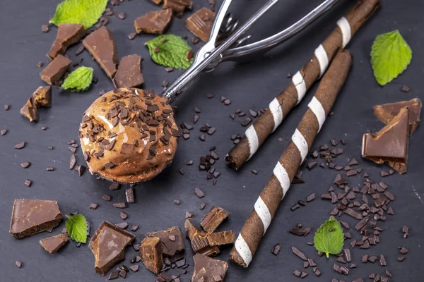 チョコレート アイス クリーム スクープ ウエハーとブラック スレート ボードにチョコレート スクープ アイス クリームに焦点を当てる — ストック写真