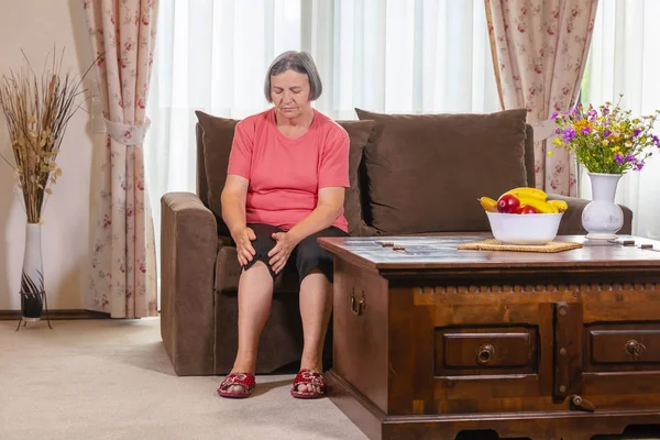 Mujer Anciana Que Sufre Dolor Rodilla Casa Problema Salud Vejez — Foto de Stock