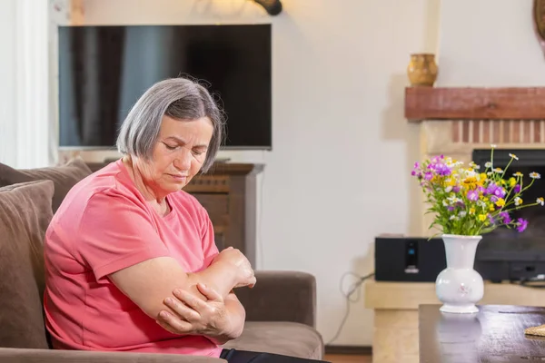 Senior Kvinna Lider Smärta Hand Hemma Ålderdom Problem Och Människor — Stockfoto
