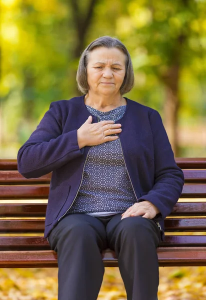 Senior Senhora Segurando Seu Peito Com Dor Aos Primeiros Sinais — Fotografia de Stock